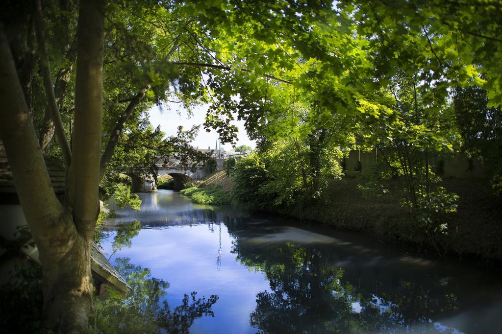 Aux Charmes De Maintenon Bagian luar foto