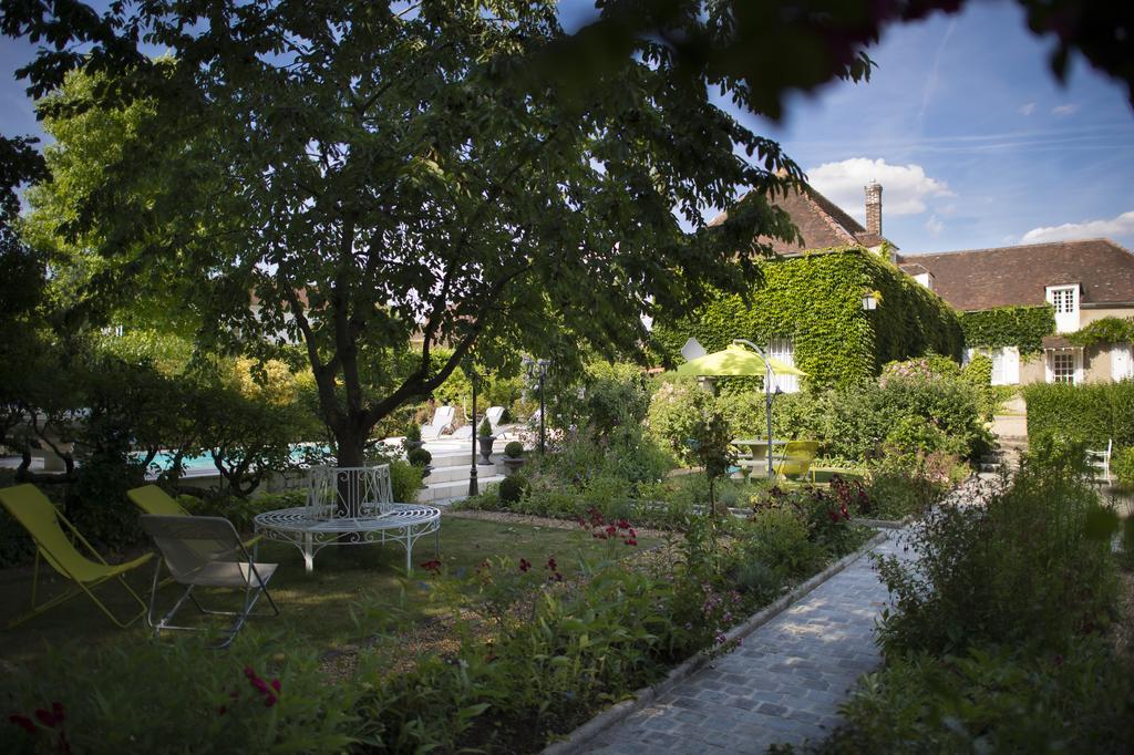 Aux Charmes De Maintenon Bagian luar foto